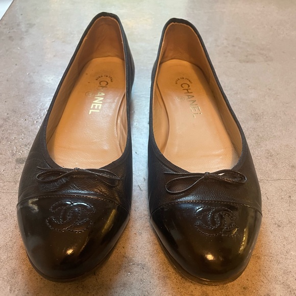 Chanel Ballet Flats Black Leather w/ Patent Toe Size 39 / US 8.5 - Picture 1 of 9